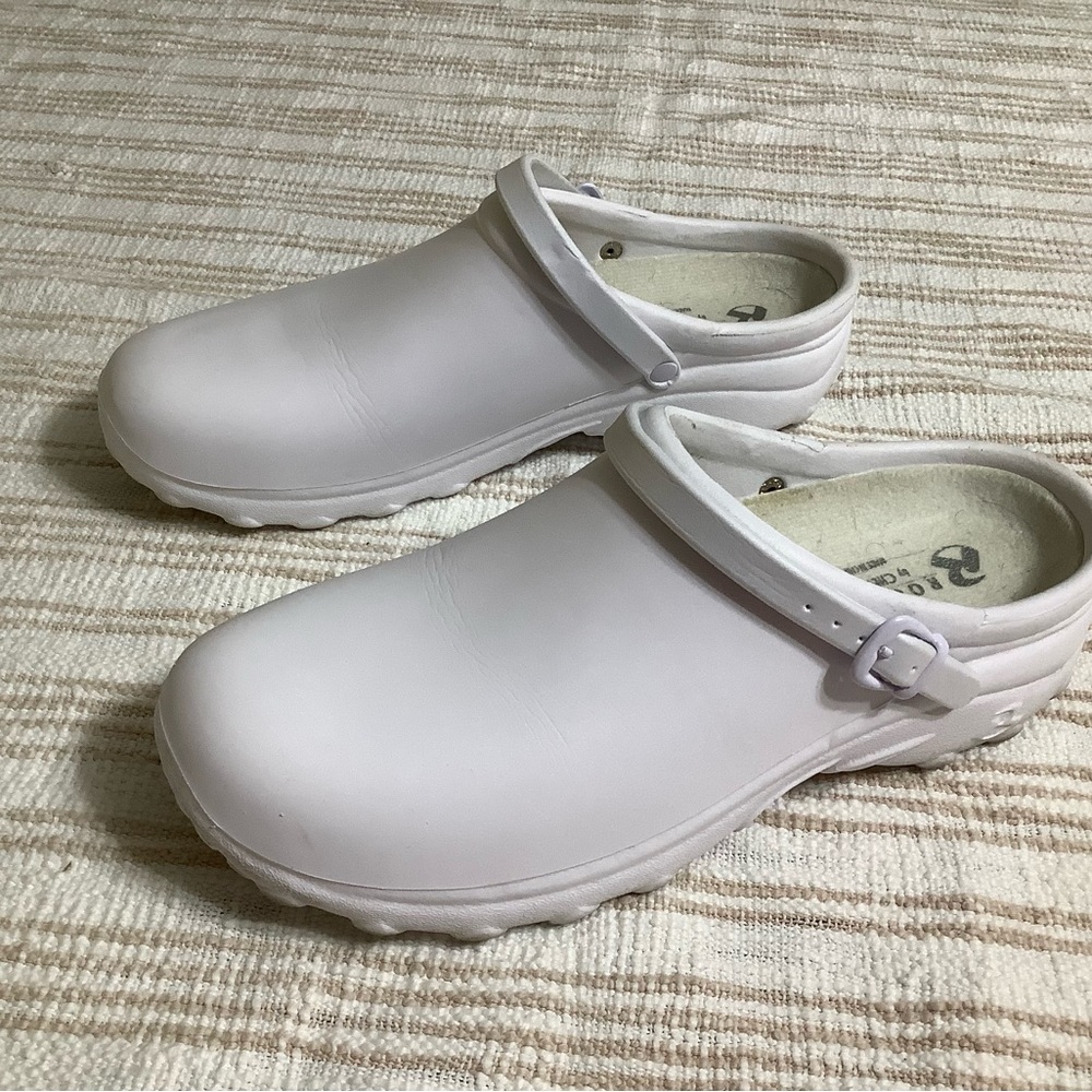 Rockers by Cherokee nursing lightweight skid resistant size